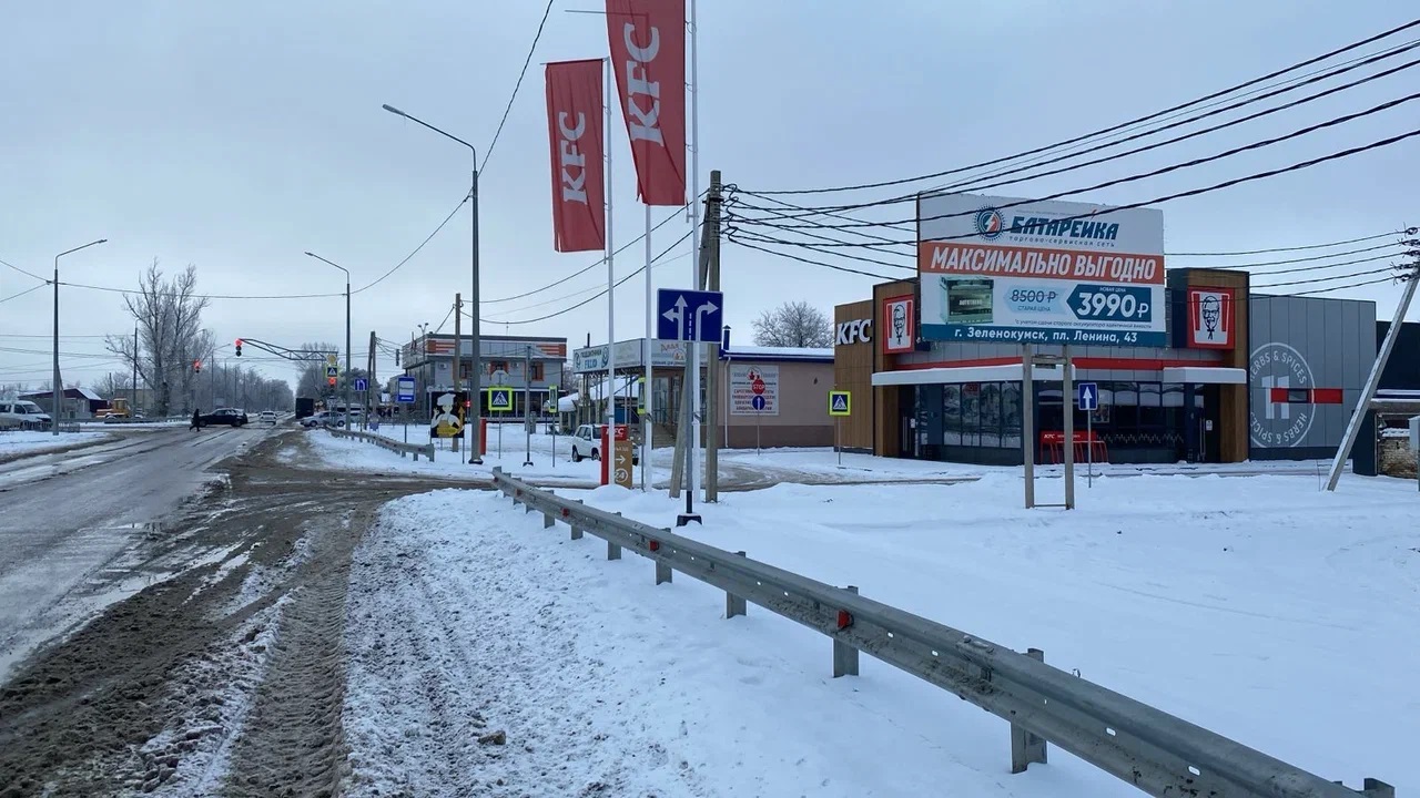 Фотография рекламного носителя, тип: Билборд 3x6, адрес: 50 лет Октября ул. X Советская ул., КФС, Зеленокумск, Ставропольский край, Россия. Сторона А №1075407