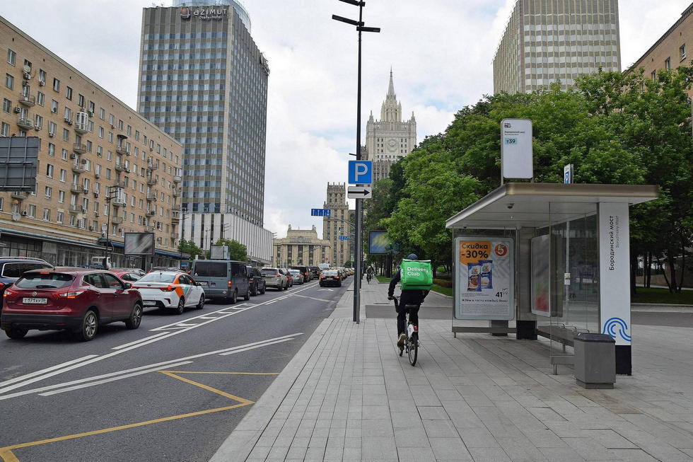 Фотография рекламного носителя, тип: Остановка 1.8x1.2, адрес: Смоленская ул., д.7, Москва, Россия. Сторона А1 №557069