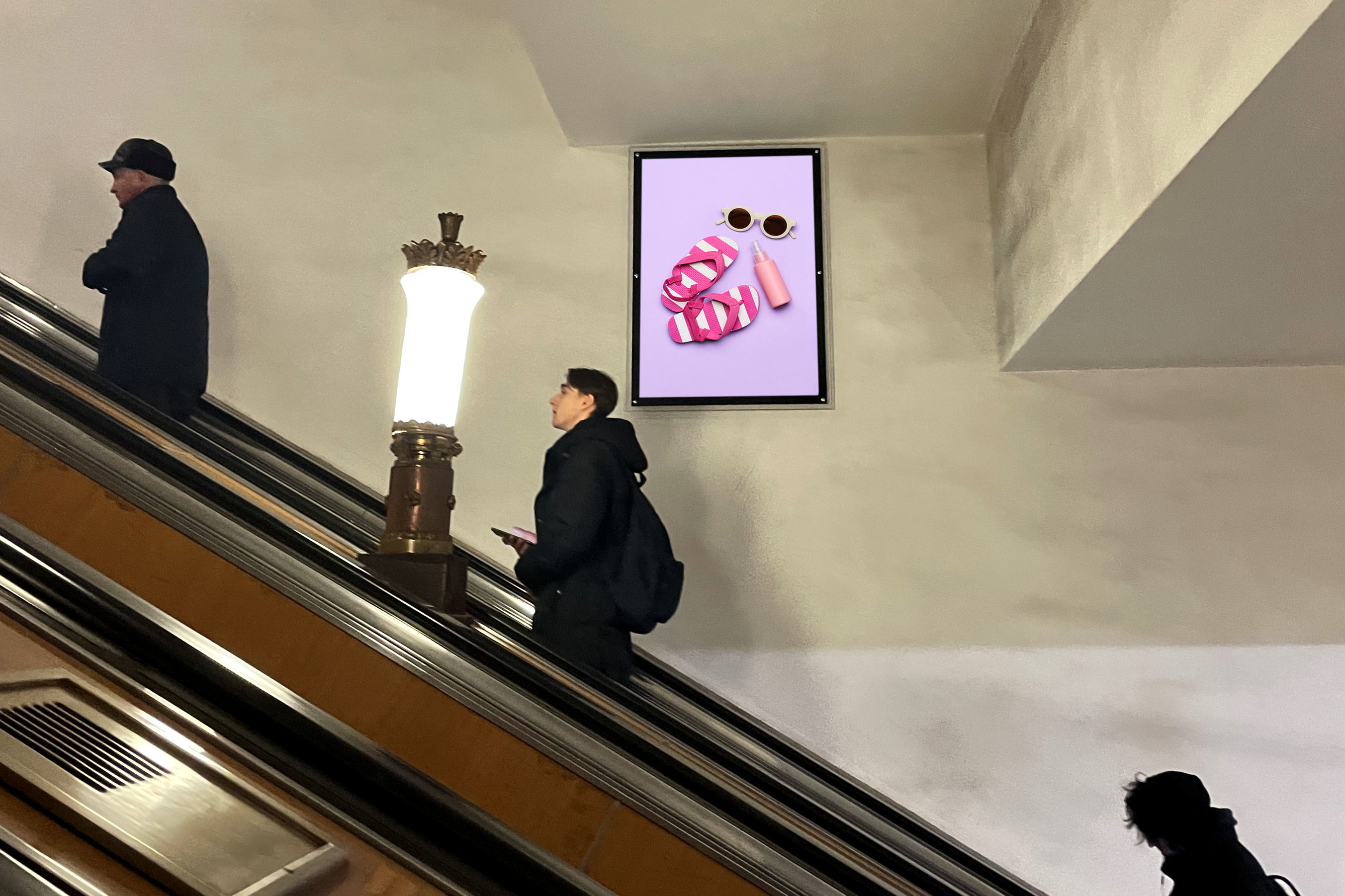 Фотография рекламного носителя, тип: Кристалайт, адрес: Станция метро «Ленинский проспект», линия Калужско-Рижская, Москва, Россия. Сторона/вариант №1001821