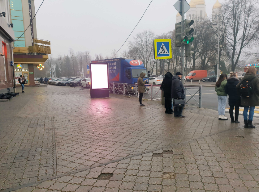 Фотография рекламного носителя, тип: Ситиформат 1.8x1.2, адрес: Победы пл. Х Гаражная ул., поз.1, Калининград, Калининградская область, Россия. Сторона B1-B5 №974170