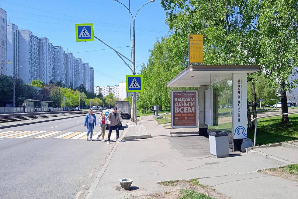 Фотография рекламного носителя, тип: Остановка 1.8x1.2, адрес: Таллинская ул., д.16, корп.1, ост. Школа им. Марины Цветаевой, Москва, Россия. Сторона А №998989