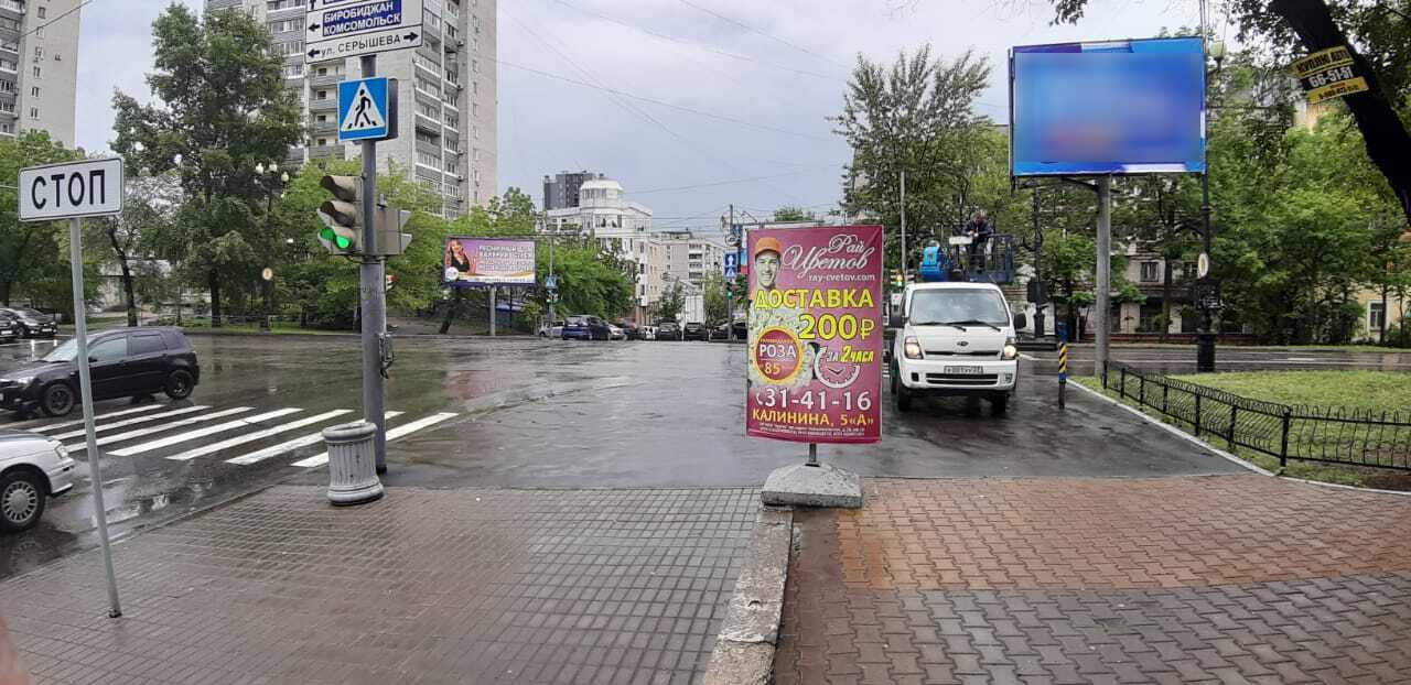 Фотография рекламного носителя, тип: Ситиборд 2.7x3.7, адрес: Калинина ул. Х Серышева ул., Хабаровск, Хабаровский край, Россия. Сторона Б1-Б10 №971735