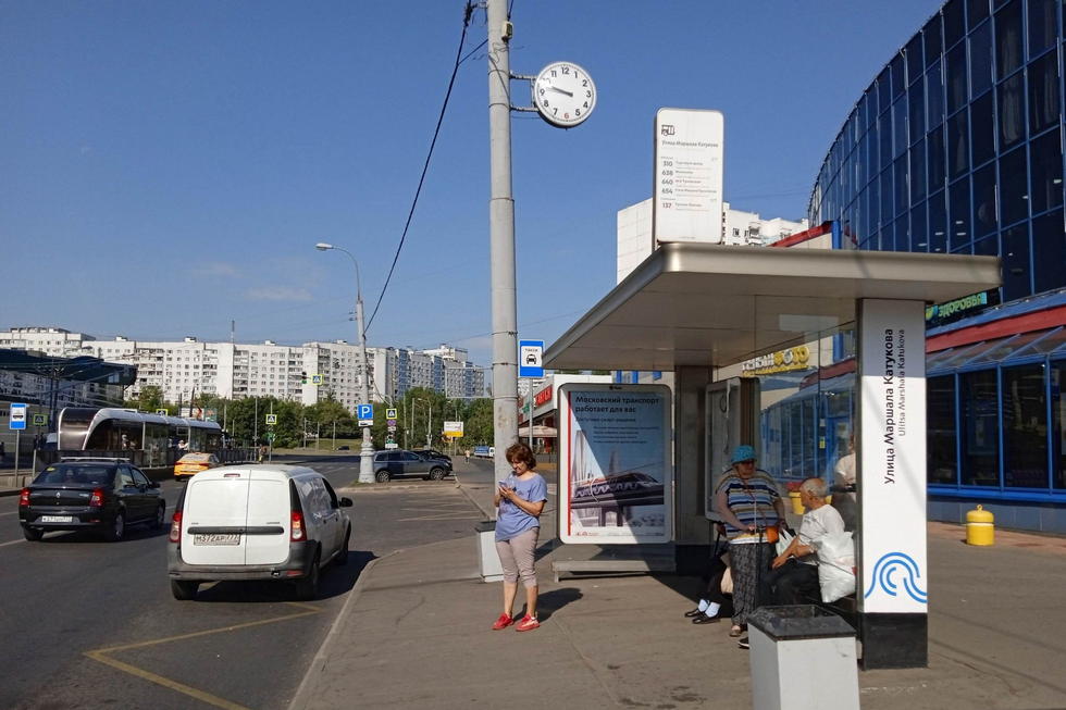 Фотография рекламного носителя, тип: Остановка 1.8x1.2, адрес: Катукова Маршала ул., д.25, Москва, Россия. Сторона А №927666