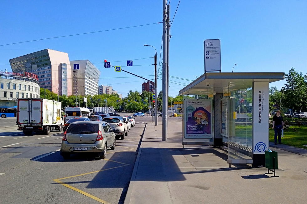 Фотография рекламного носителя, тип: Остановка 1.8x1.2, адрес: Симферопольский б-р., ост. "Нахимовский пр-т.", Москва, Россия. Сторона А №933921