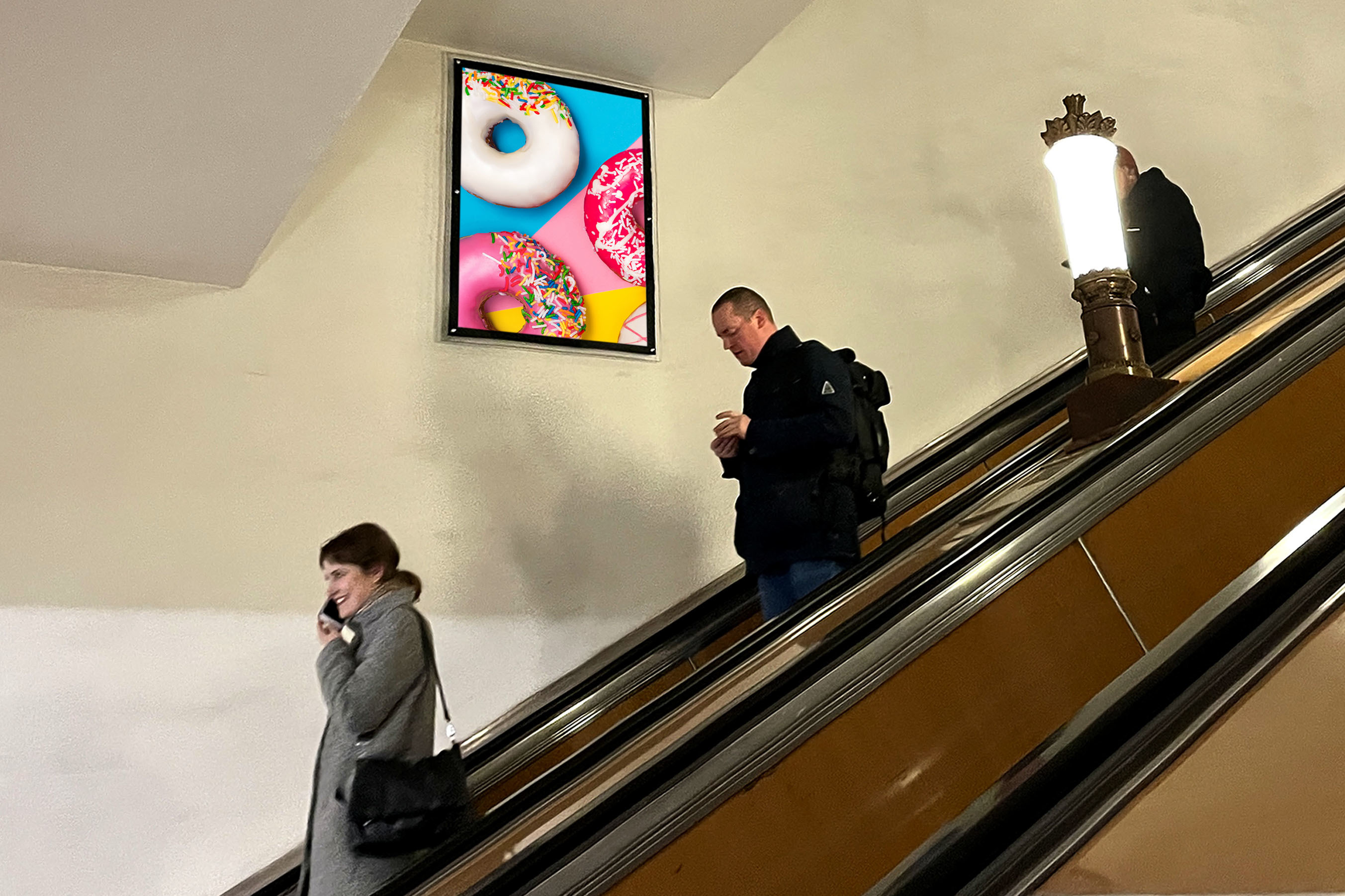 Фотография рекламного носителя, тип: Кристалайт, адрес: Станция метро «Ленинский проспект», линия Калужско-Рижская, Москва, Россия. Сторона/вариант №1001816