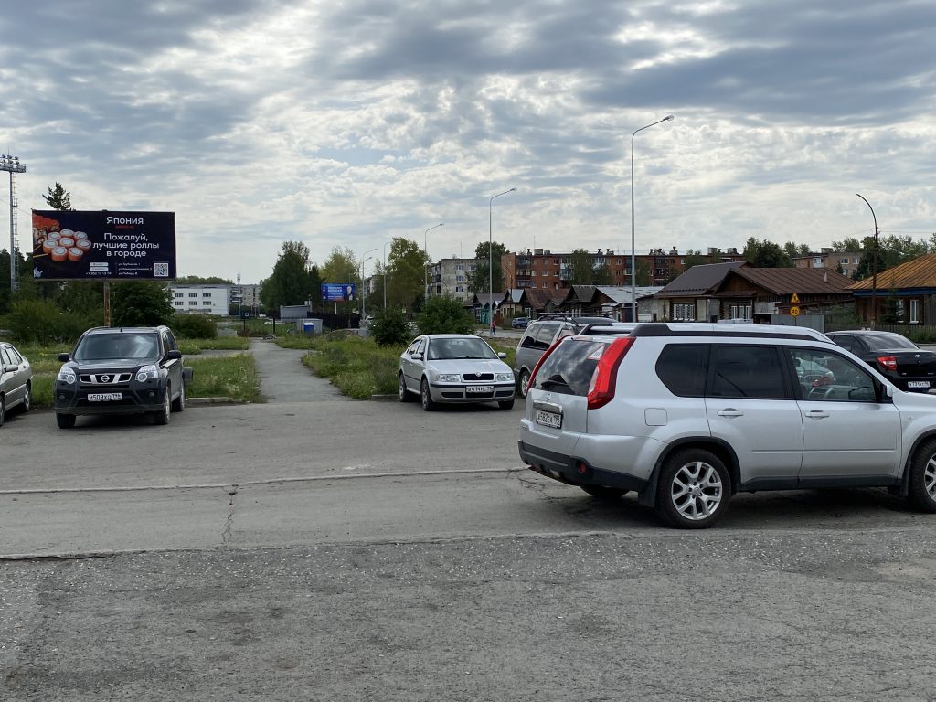 Фотография рекламного носителя, тип: Билборд 3x6, адрес: Декабристов ул., д.6 Х Кошевого ул., Полевской, Свердловская область, Россия. Сторона B №945125