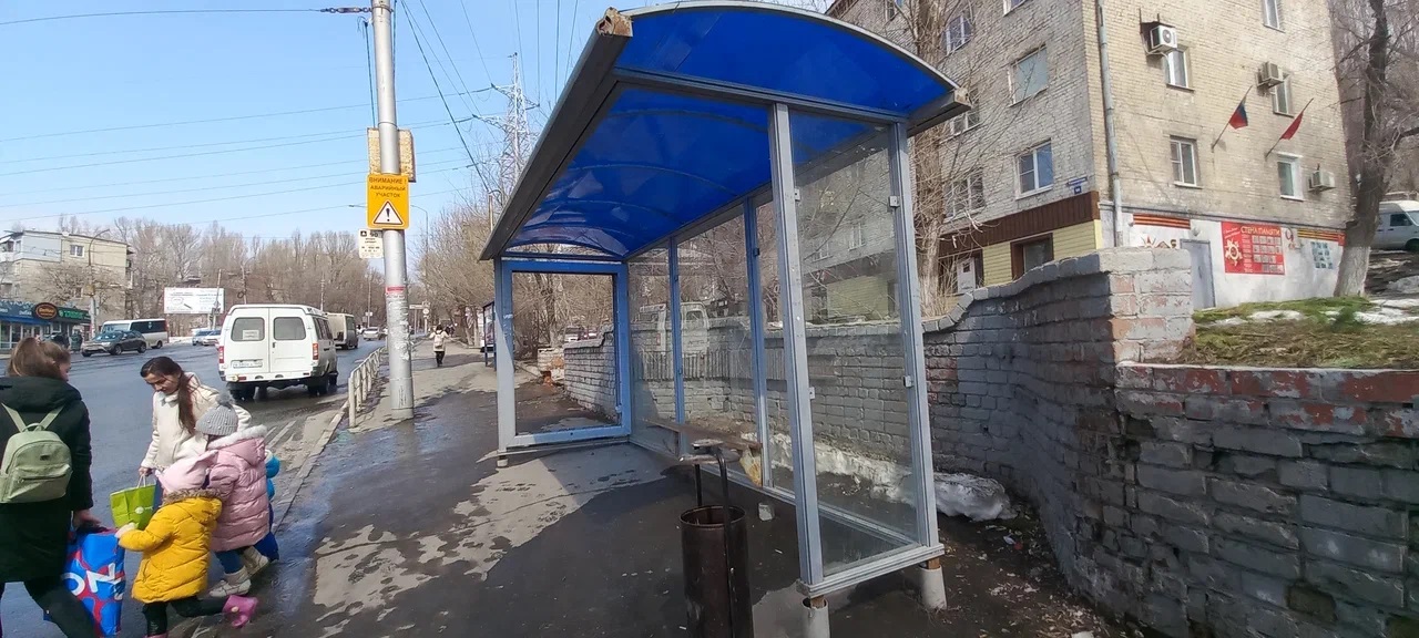 Фотография рекламного носителя, тип: Остановка 1.8x1.2, адрес: Танкистов ул., ост. Пугачевский, из центра, Саратов, Саратовская область, Россия. Сторона Б №585352