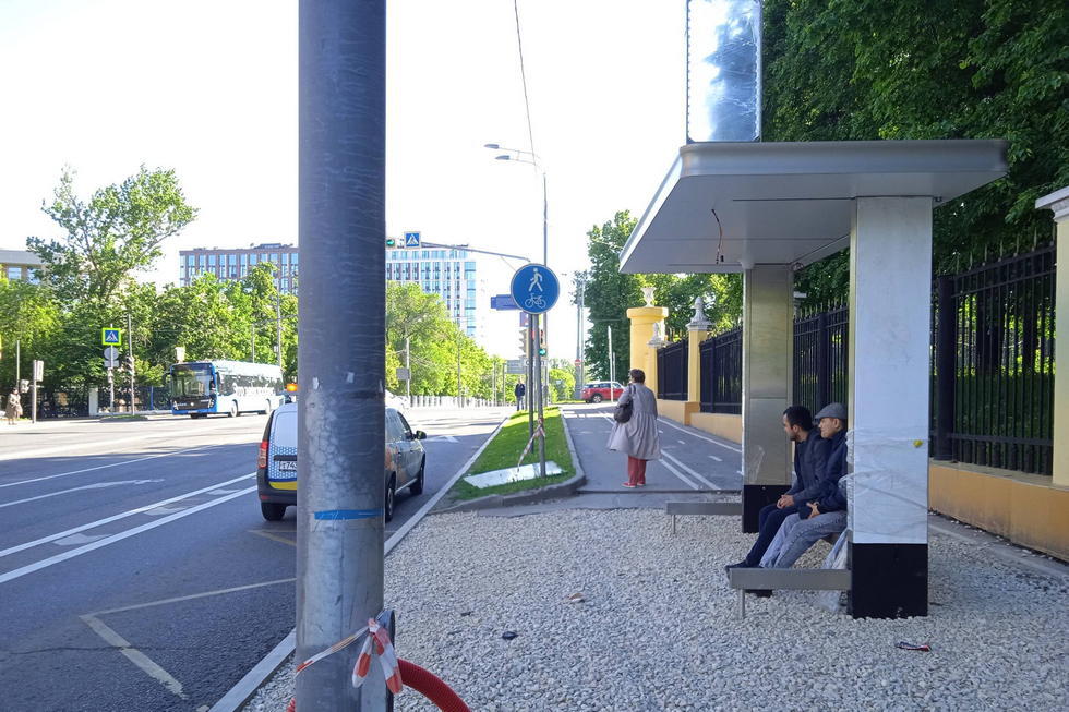 Фотография рекламного носителя, тип: Остановка 1.8x1.2, адрес: Мосфильмовская ул., д.2, в центр, Москва, Россия. Сторона А №556746