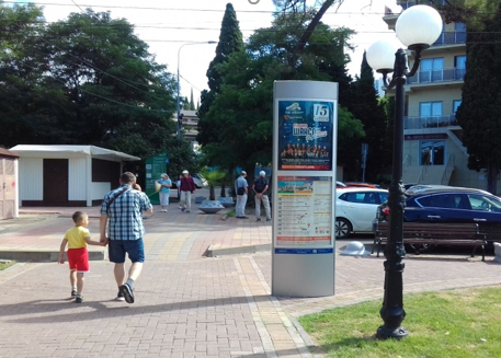 Фотография рекламного носителя, тип: Нестандартный ситиформат, адрес: Черноморская ул., Летний Театр, из центра, Сочи, Краснодарский край, Россия. Сторона B2 №757528