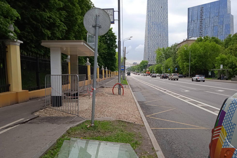 Фотография рекламного носителя, тип: Остановка 1.8x1.2, адрес: Мосфильмовская ул., д.2, в центр, Москва, Россия. Сторона Б №556747