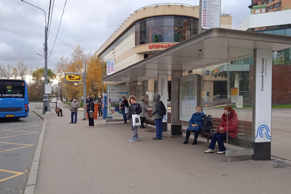 Фотография рекламного носителя, тип: Остановка 1.8x1.2, адрес: Рублёвское ш., д.48, ост. Осенний б-р., Москва, Россия. Сторона А1 №1012560