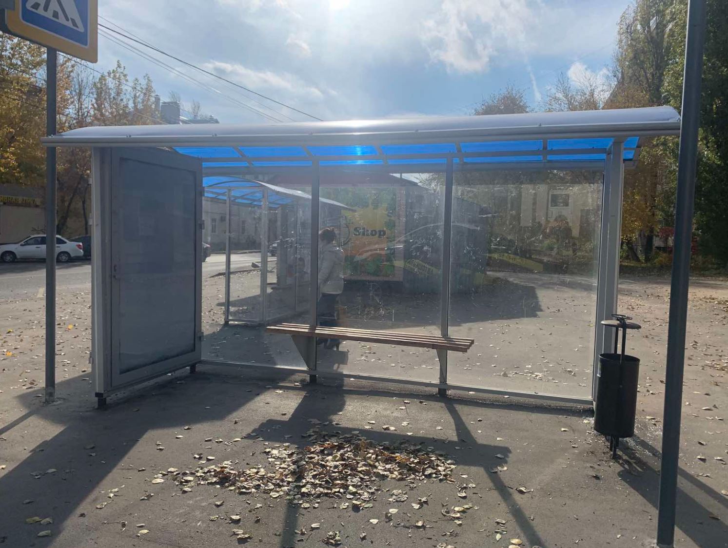 Фотография рекламного носителя, тип: Остановка 1.8x1.2, адрес: Соколовогорская ул., д.1, Саратов, Саратовская область, Россия. Сторона А №747380