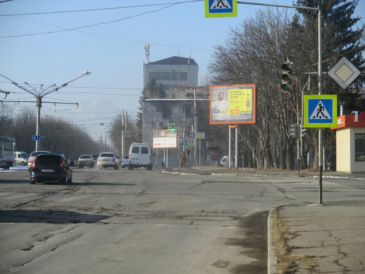 Фотография рекламного носителя, тип: Ситиборд 2.7x3.7, адрес: Чапаева ул. Х Кесаева ул., Владикавказ, Республика Северная Осетия – Алания, Россия. Сторона A1-A3 №451824