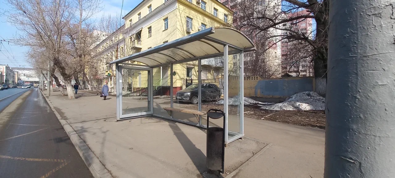 Фотография рекламного носителя, тип: Остановка 1.8x1.2, адрес: Московская ул., ост. Университетская, Саратов, Саратовская область, Россия. Сторона A №837716