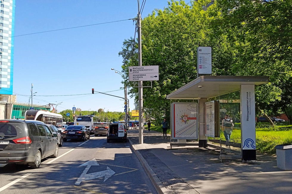 Фотография рекламного носителя, тип: Остановка 1.8x1.2, адрес: Новощукинская ул., д.1, Москва, Россия. Сторона А №983764