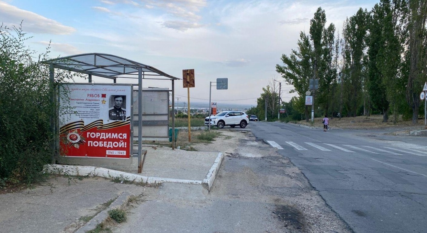 Фотография рекламного носителя, тип: Остановка 1.4x1.6, адрес: Ярославская ул., д.83в, ост. Магазин Магнит, Вольск, Саратовская область, Россия. Сторона B №1078480