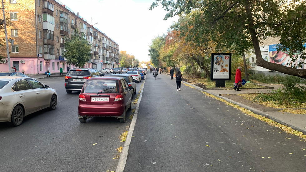 Фотография рекламного носителя, тип: Ситиформат 1.8x1.2, адрес: Заводская ул., д.17, Екатеринбург, Свердловская область, Россия. Сторона A1-A5 №813633