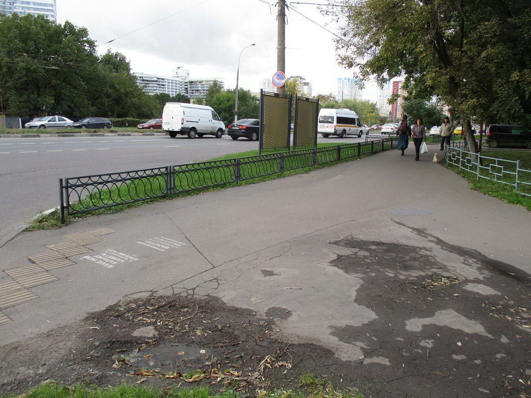 Фотография рекламного носителя, тип: Афиша 1.75x1.8, адрес: Чертановская ул., д.2, н-в, стенд 1, Москва, Россия. Сторона А2 №866651