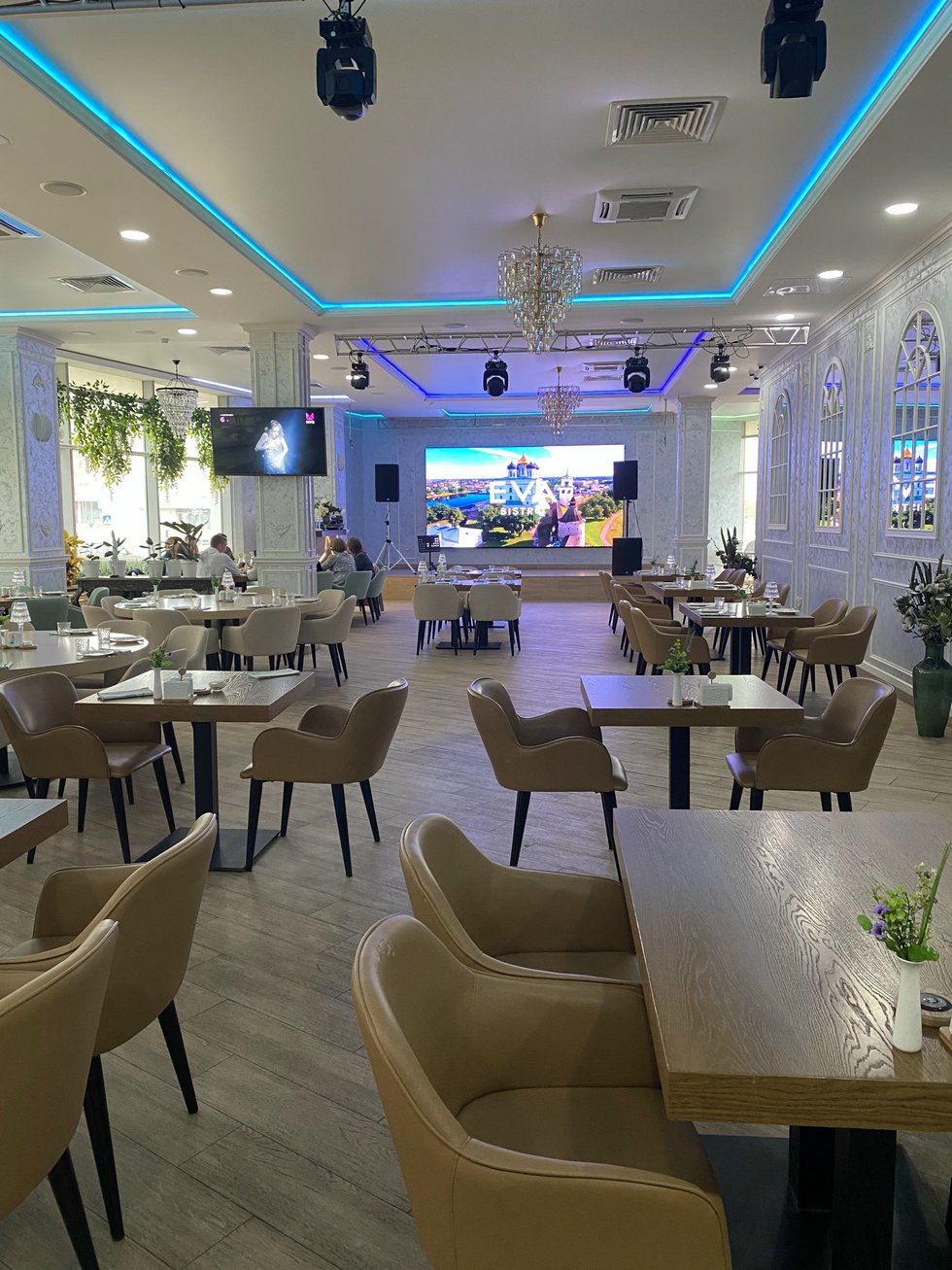 Фотография рекламного носителя, тип: Видеоэкран, адрес: Бизнес-центр «EVA», Российской Армии пр-т., д.2/1, Саранск, Республика Мордовия, Россия. Сторона/вариант A1-A10 №1028473