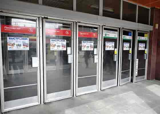 Реклама на дверях вестибюлей 