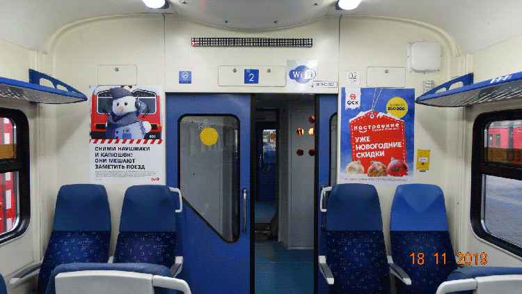 Реклама на стикерах в электричках в простенке