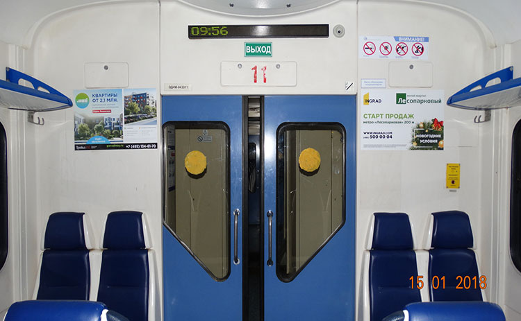 Реклама на стикерах в электричках в простенке