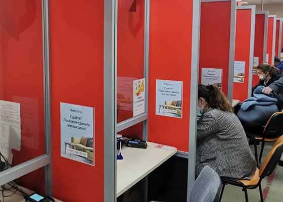 Стикеры на окнах приема граждан