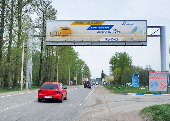 Арка на дороге в Санкт-Петербурге