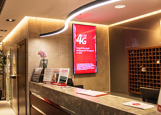 Видеоэкран в холле фитнес клуба