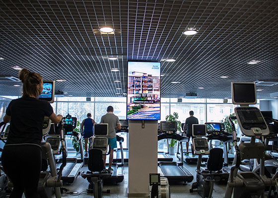 Видеоэкран в фитнес зале