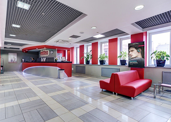 Видеоэкран в холле фитнес клуба	Петербурга