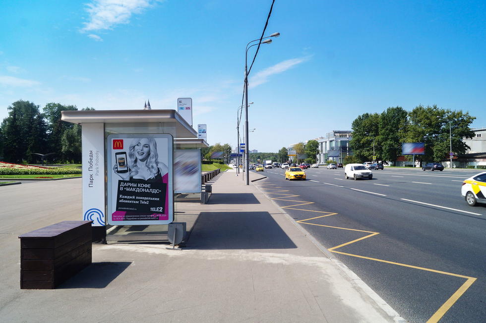 Фотография рекламного носителя, тип: Остановка 1.8x1.2, адрес: Кутузовский пр-т., ост. Парк Победы, поз.2, Москва, Россия. Сторона Б №580033