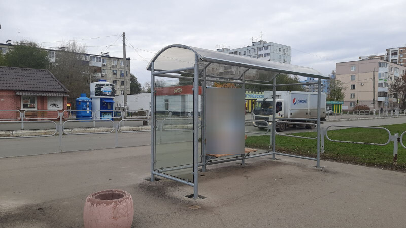 Фотография рекламного носителя, тип: Остановка 1.8x1.2, адрес: Победы пр-т., д.43, Новокуйбышевск, Самарская область, Россия. Сторона B2 №1081483