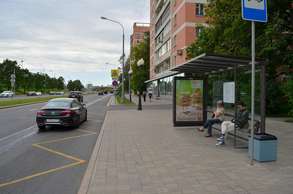 Фотография рекламного носителя, тип: Остановка 1.8x1.2, адрес: Хамовнический Вал ул., Москва, Россия. Сторона А №335500