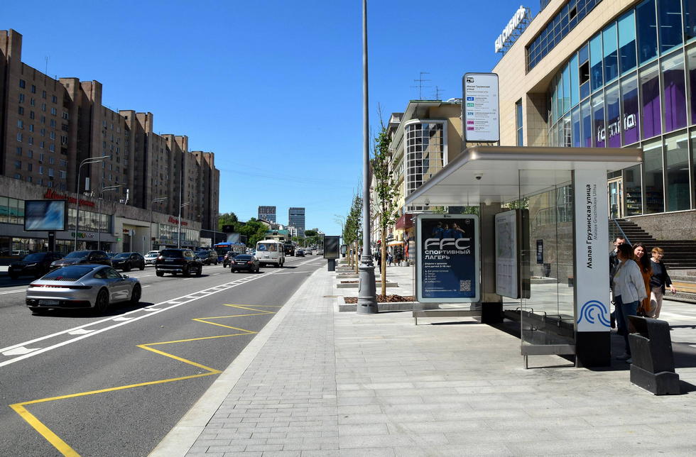 Фотография рекламного носителя, тип: Остановка 1.8x1.2, адрес: Красная Пресня ул., ост. Малая Грузинская ул., поз.2, Москва, Россия. Сторона А №334784