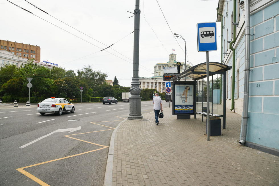 Фотография рекламного носителя, тип: Остановка 1.8x1.2, адрес: Суворовская пл., Москва, Россия. Сторона А №335478