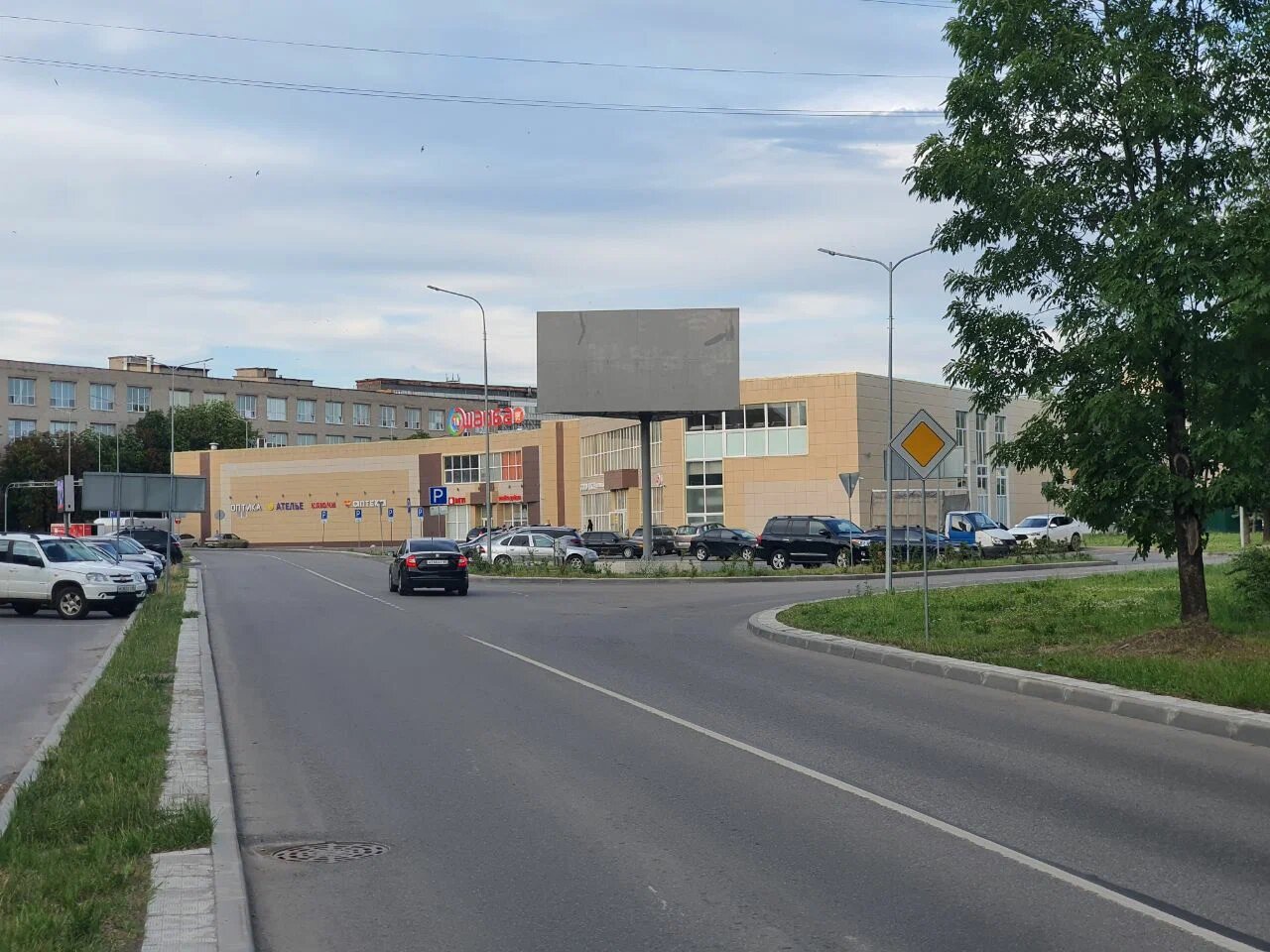 Фотография рекламного носителя, тип: Билборд 3x6, адрес: Я. Фабрициуса ул., д.5б, Псков, Псковская область, Россия. Сторона С №1077405