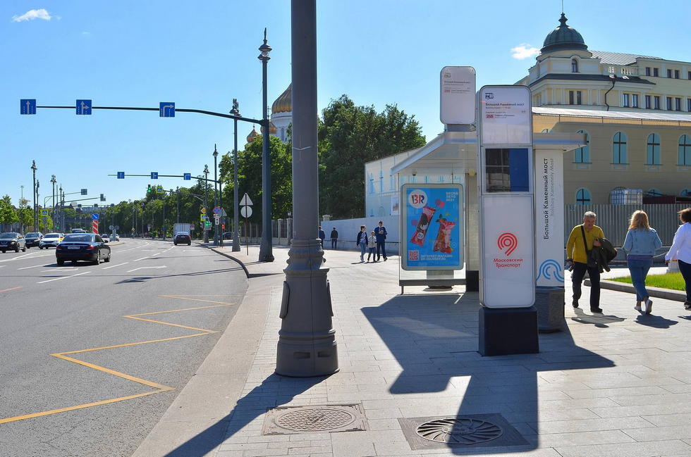 Фотография рекламного носителя, тип: Остановка 1.8x1.2, адрес: Кремлевская наб., д.1/9, Москва, Россия. Сторона А №706842