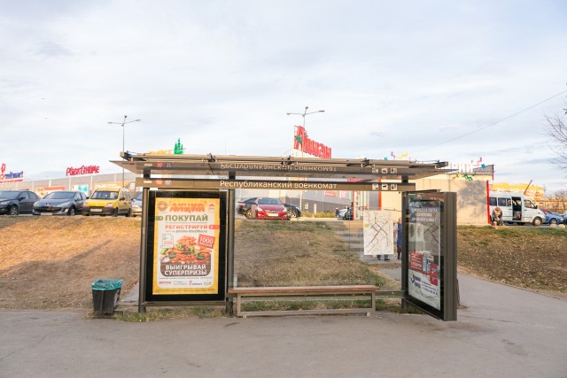 Фотография рекламного носителя, тип: Остановка 1.8x1.2, адрес: Киевская ул., ост."Республиканский военкомат", Симферополь, Республика Крым, Россия. Сторона А2 №796496