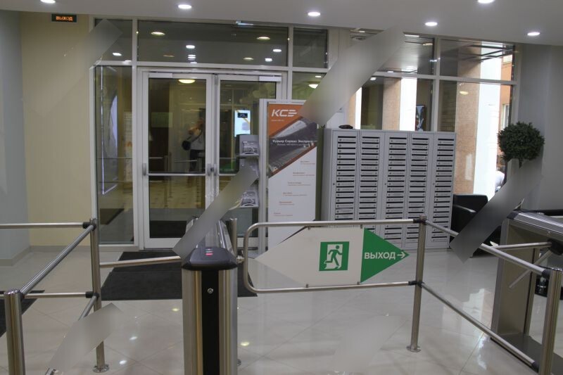 Фотография рекламного носителя, тип: Диспенсер листовок, адрес: Бизнес-центр «Преображенский двор», Литейный пр-т., д.26, Санкт-Петербург, Россия. Сторона/вариант №830444