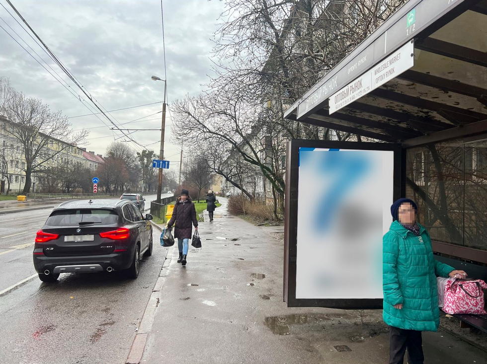 Фотография рекламного носителя, тип: Остановка 1.8x1.2, адрес: Борзова ул., ост. "Оптовый рынок", Калининград, Калининградская область, Россия. Сторона А №1030127