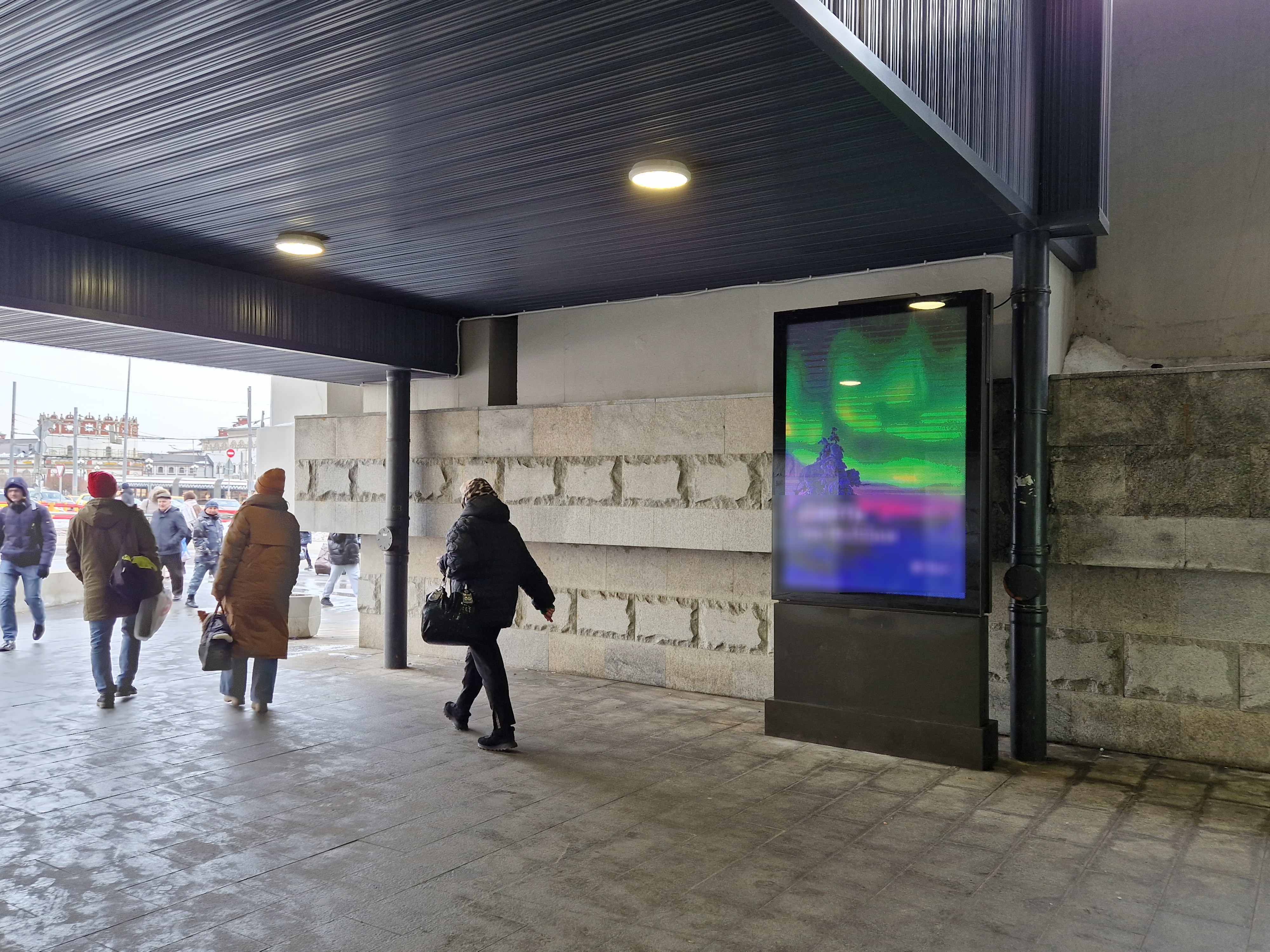 Фотография рекламного носителя, тип: Ситиформат 1.8x1.2, адрес: Площадь трёх вокзалов ст., перед входом/выходом в город, Московская область, Россия. Сторона А1-А10 №1080177