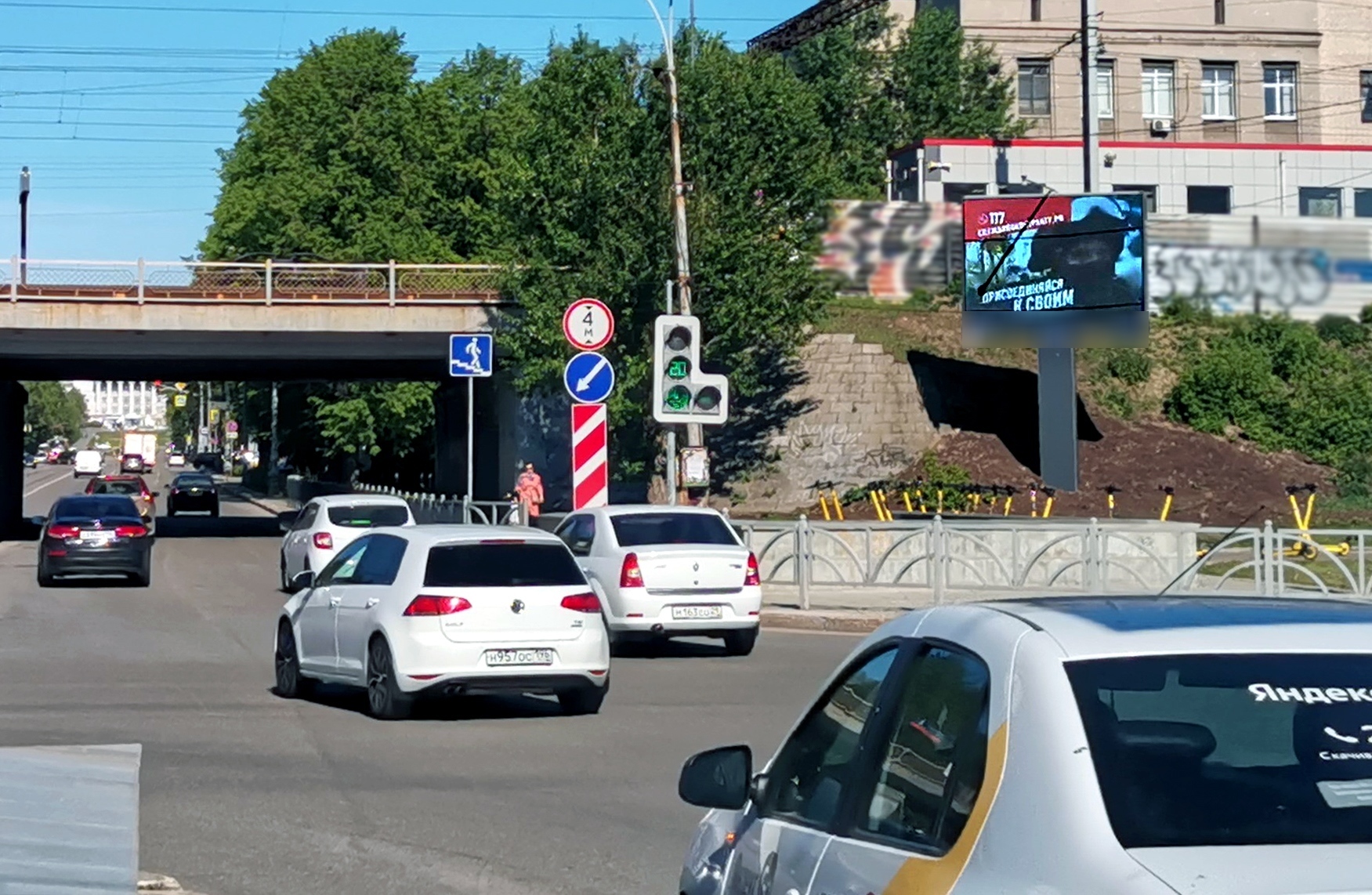 Фотография рекламного носителя, тип: Ситиборд 2.7x3.7, адрес: Ленина пр-т., перед ж/д мостом, Екатеринбург, Свердловская область, Россия. Сторона А1 №1323804