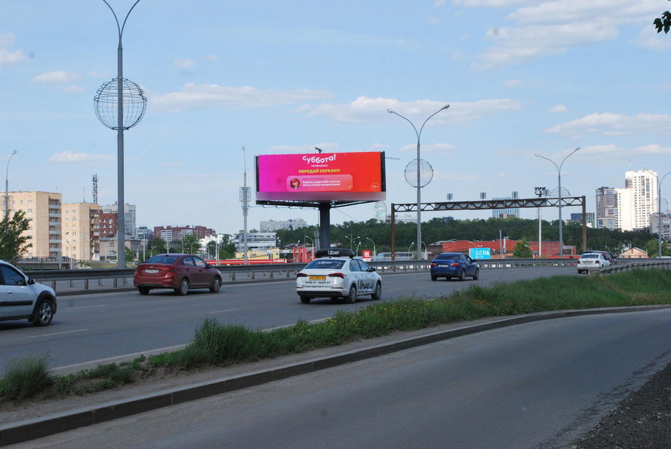 Фотография рекламного носителя, тип: Нестандартный суперсайт, адрес: Гурзуфская ул. Х Репина ул. Х Серафимы Дерябиной ул., Екатеринбург, Свердловская область, Россия. Сторона Б1 №943663