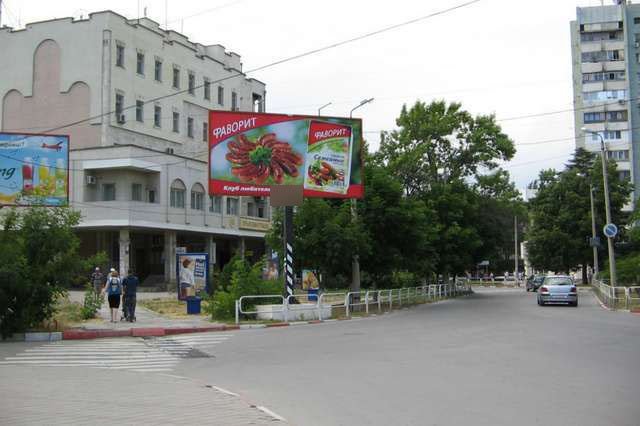 Фотография рекламного носителя, тип: Билборд 3x6, адрес: Назукина ул., д.3 Х Адмиралтейский б-р., Феодосия, Республика Крым, Россия. Сторона A №591318