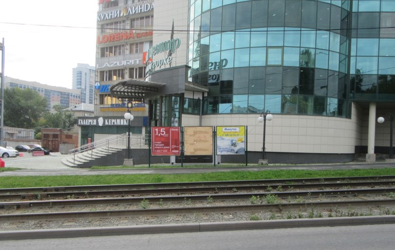 Фотография рекламного носителя, тип: Уличный информационный стенд, адрес: Радищева ул., д.55, Екатеринбург, Свердловская область, Россия. Сторона А1 №1094708