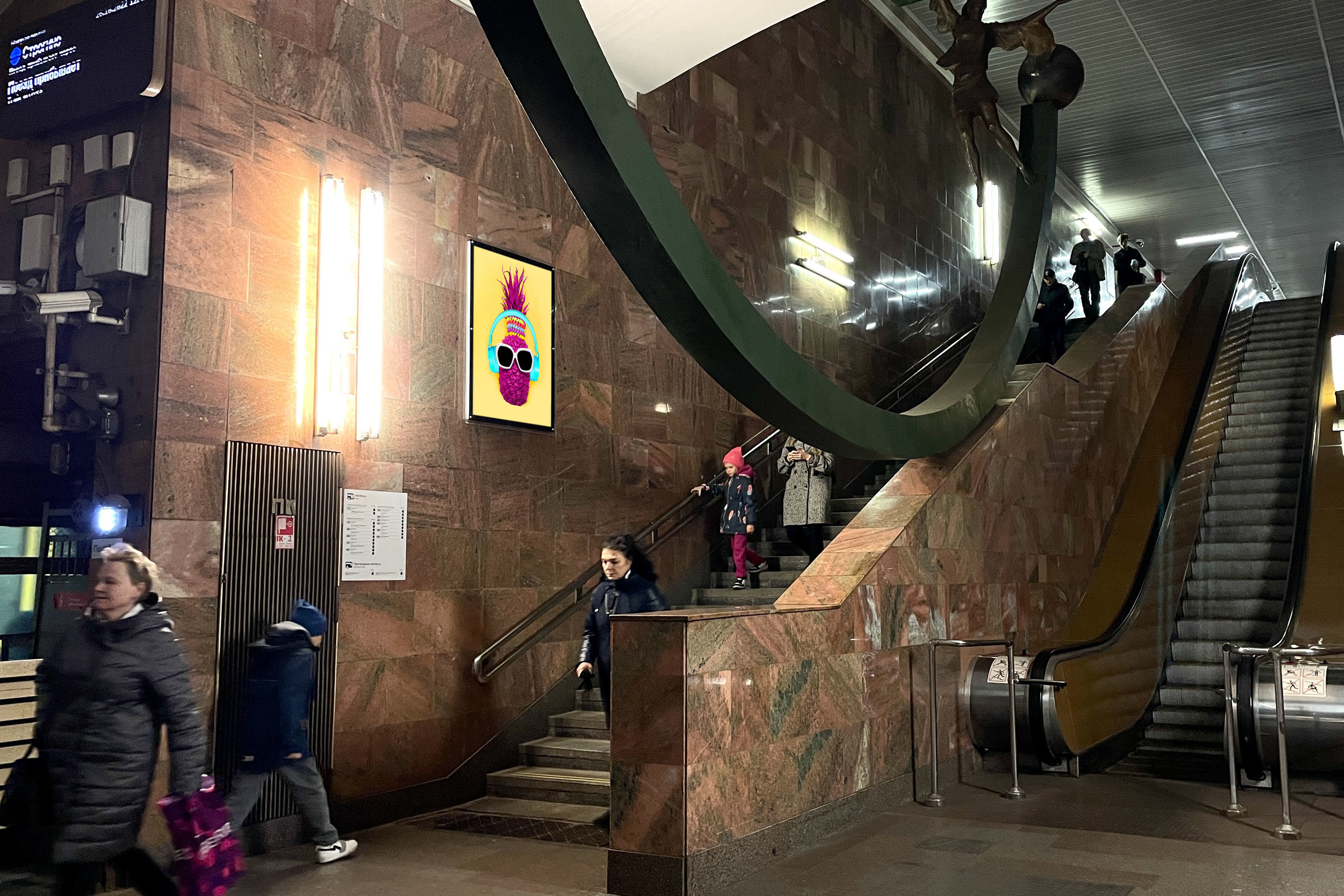 Фотография рекламного носителя, тип: Кристалайт, адрес: Станция метро «Крылатское», линия Арбатско-Покровская, Москва, Россия. Сторона/вариант №1001768