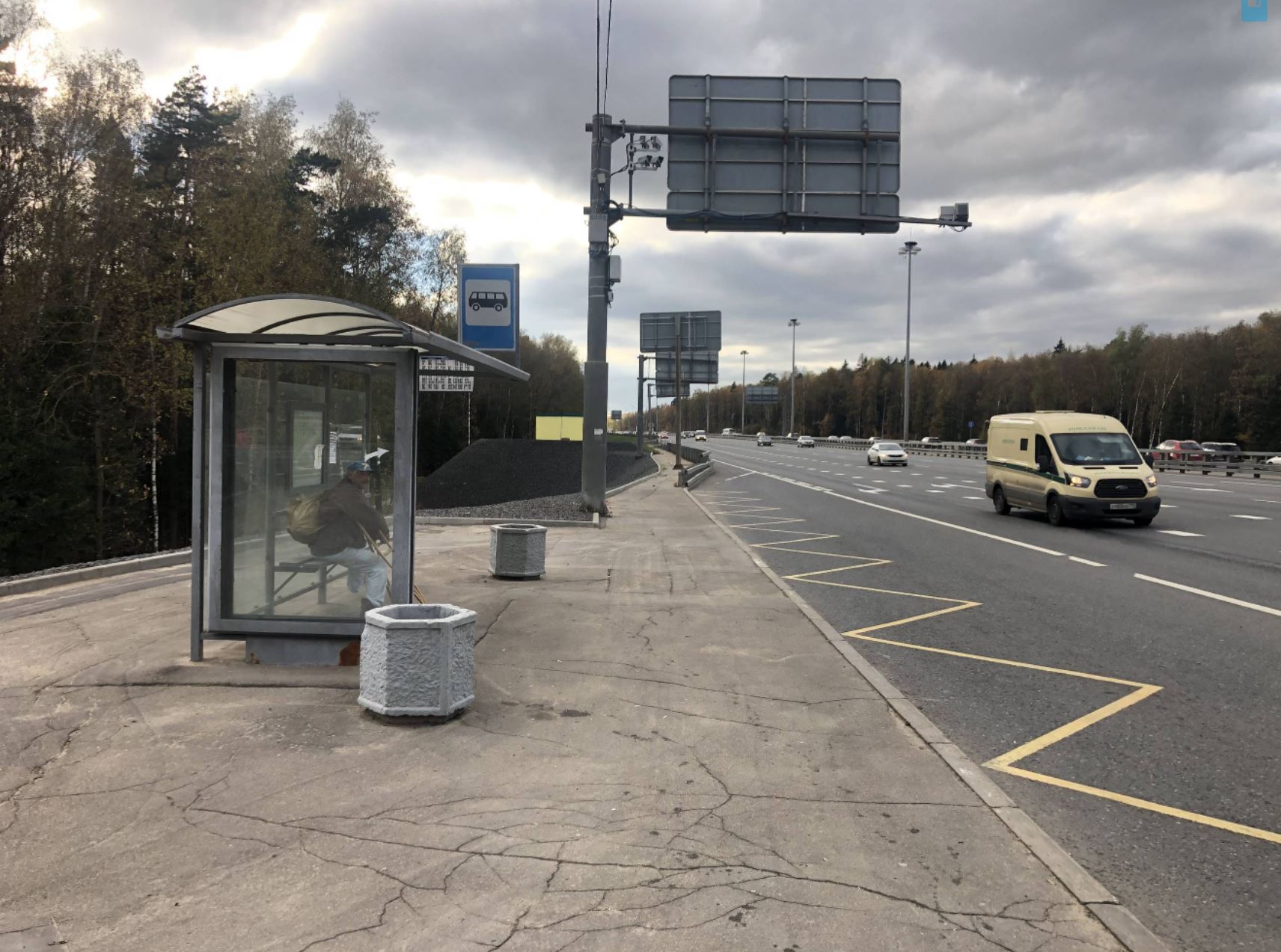 Фотография рекламного носителя, тип: Остановка 1.8x1.2, адрес: Киевское ш., 37 000м, ост. Река Незнайка, поз.2, Москва, Россия. Сторона Б №313135