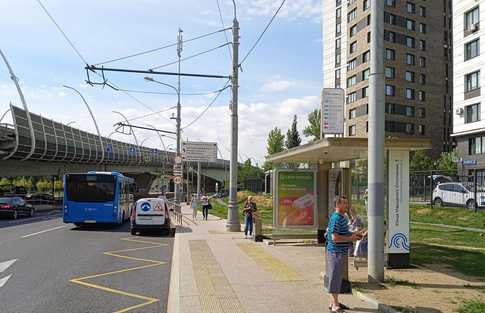 Фотография рекламного носителя, тип: Остановка 1.8x1.2, адрес: Народного Ополчения ул., д.3, Москва, Россия. Сторона А №935831