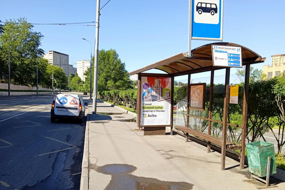 Фотография рекламного носителя, тип: Остановка 1.8x1.2, адрес: Красноказарменная наб., ост. "Лефортовский мост", в центр, Москва, Россия. Сторона А №956552
